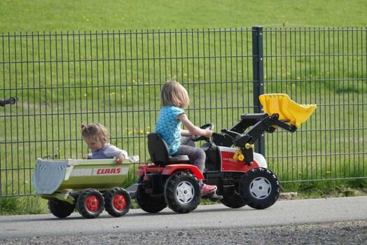 Kinderfahrzeuge auf dem Hof