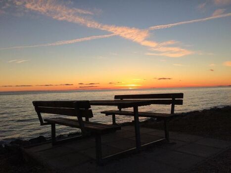 Frühaufsteher werden mit Sonnenaufgängen am Strand bekohnt.