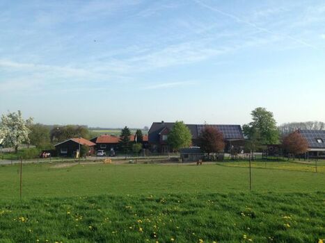 Ein Blick auf den Hof von der Pferdekoppel aus.