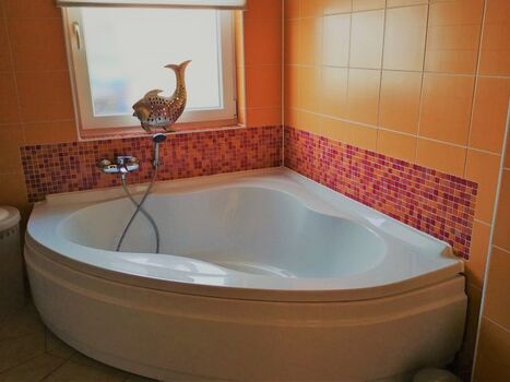 Bad mit Wanne und WC im EG