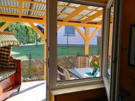 Von der Küche auf die Terrasse