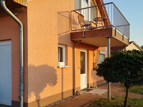 großer Balkon mit Blick auf Salzhaff und Ostsee
