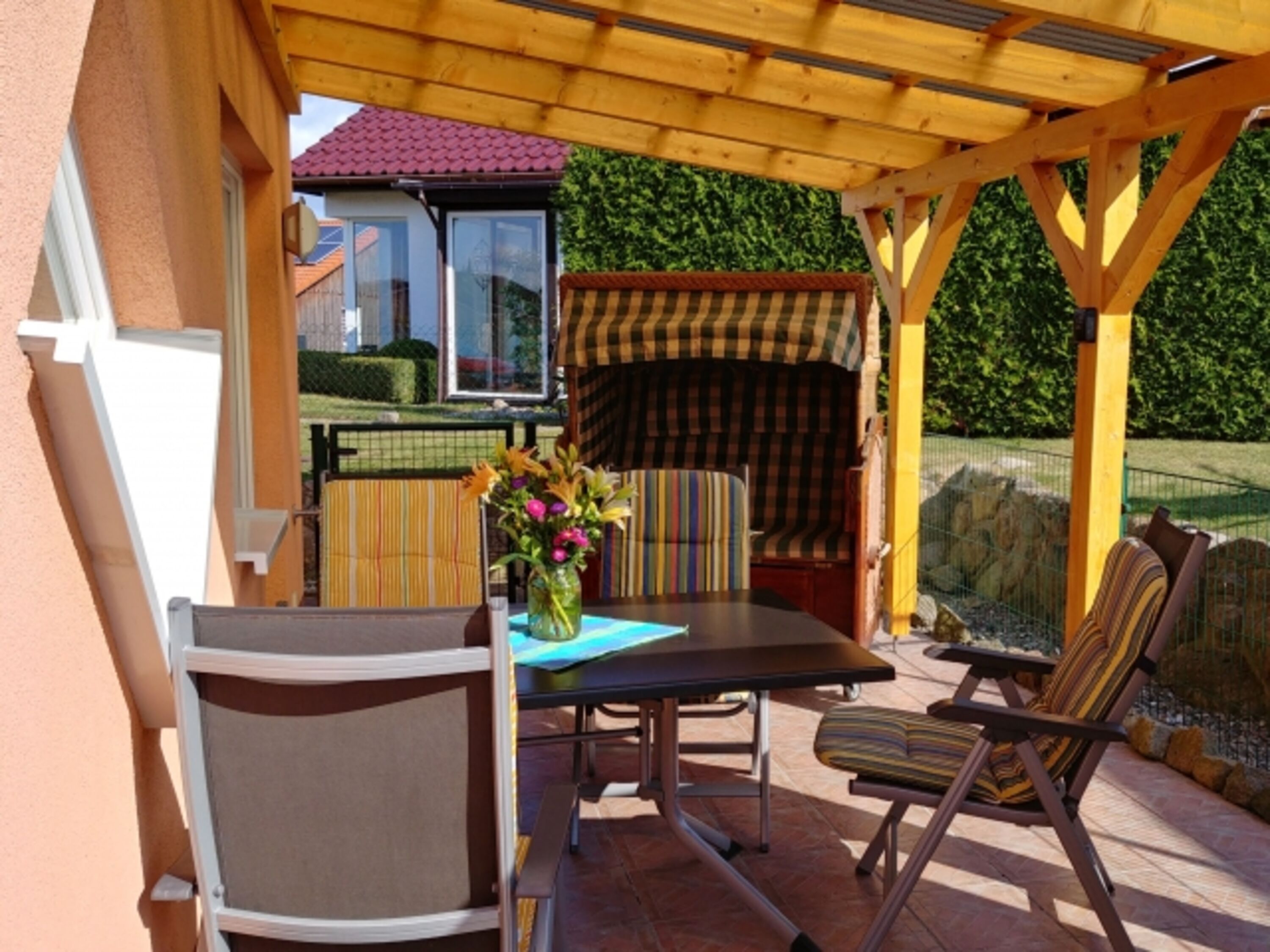 Terrasse überdacht und zusätzlich eingezäunt