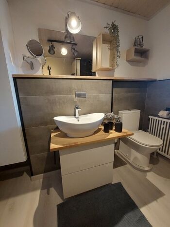 heller Waschplatz mit großem Spiegel