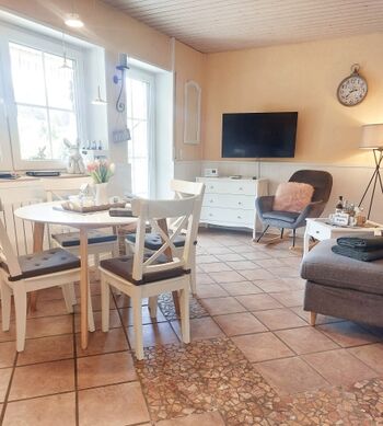 großer lichtdurchfluteter Wohnbereich mit Gartenblick