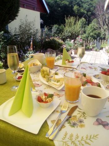 Wie wäre es mit einem leckeren Frühstück von uns für dich zubereitet?