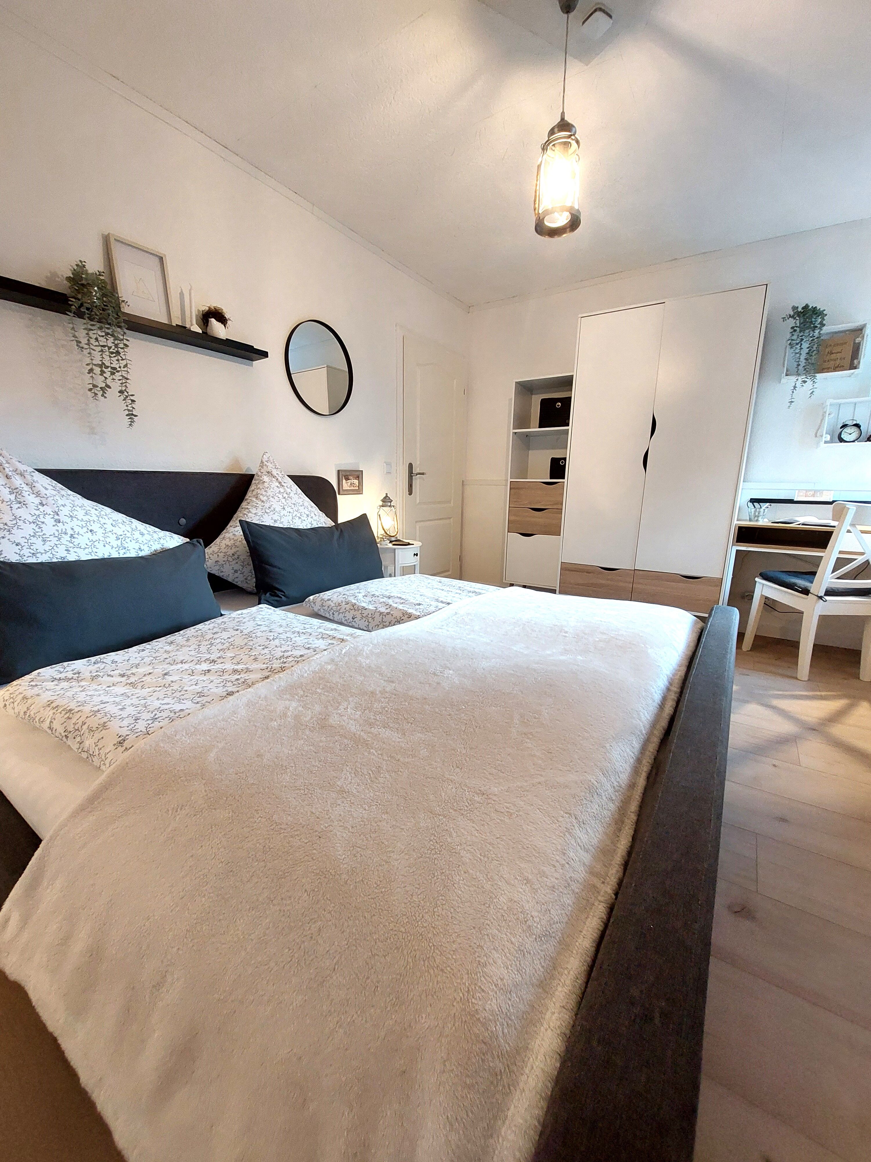 Freundliches Schlafzimmer, welches Nachts komplett abgedunktelt werden kann