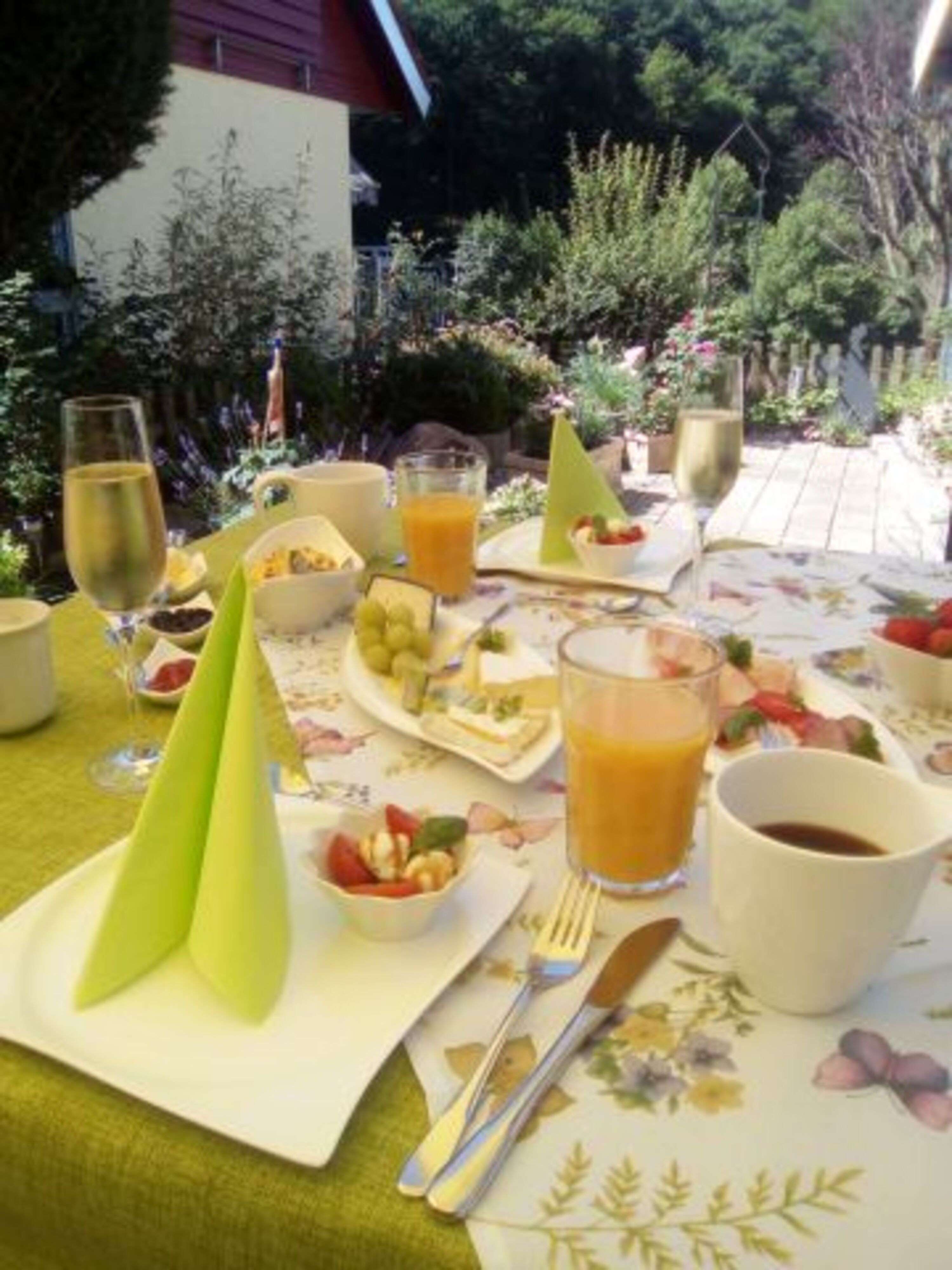 Wir servieren dir das Frühstück in der Ferienwohnung oder Terrassem leckeren Frühstück von uns für dich Wizub