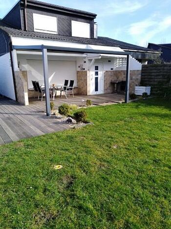 Die überdachte Terrasse ermöglicht zu jeder Jahreszeit ausgiebige Grillabende