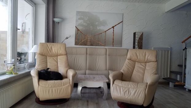 Couch und zwei Relax Sessel garantieren gemütliche Abende, eine Fußbodenheizung garantiert zu jeder Zeit warme Füße