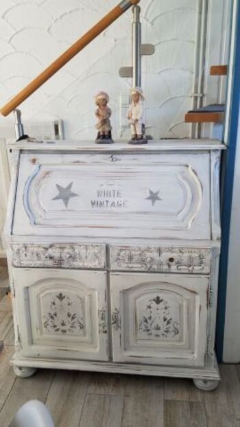 Mehr als nur ein Sekretär. Hier befindet sich das Geschirr 