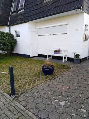 Der Stellplatz vor dem Haus ermöglicht ein problemloses Ein- und Ausladen ihres Autos