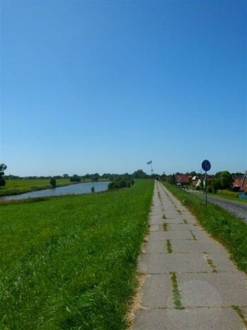 Direkt vom Deich aus geht es entlang des Deichs in den Ort
