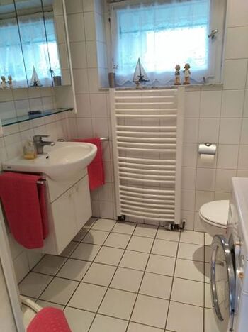 Badezimmer im Erdgeschoss mit Dusche