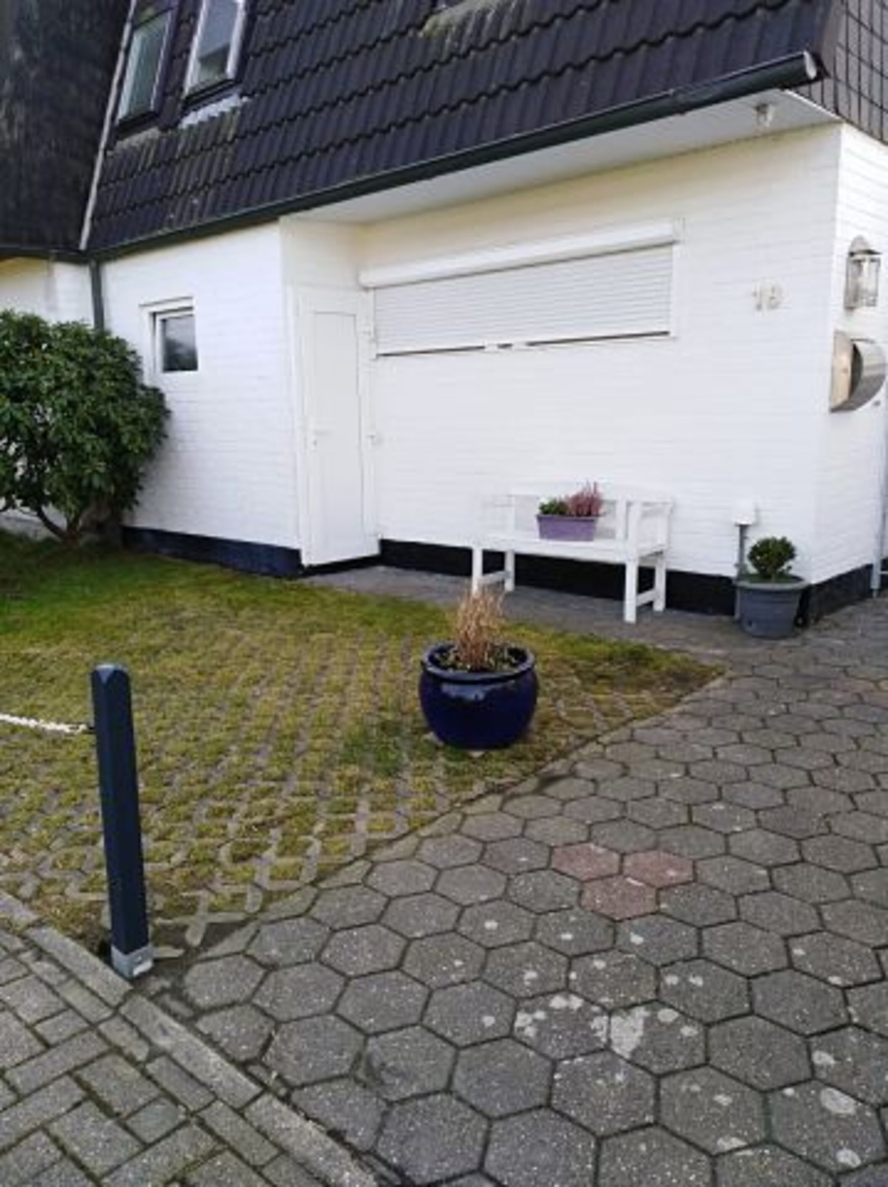Der Stellplatz vor dem Haus ermöglicht ein problemloses Ein- und Ausladen ihres Autos