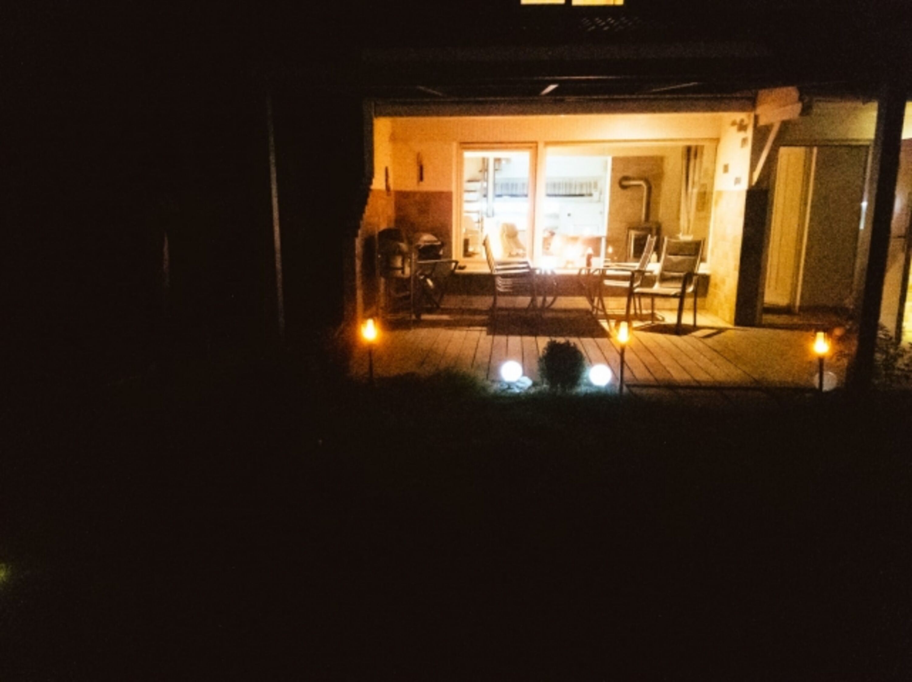 Blick auf die Terrasse in den Abendstunden