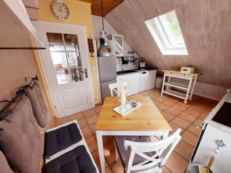 schöner Sitzplatz in der hellen Küche