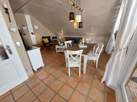 Essplatz am großen Panoramafenster