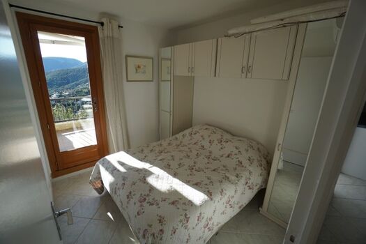 Schlafzimmer mit Ausgang zur Terrasse