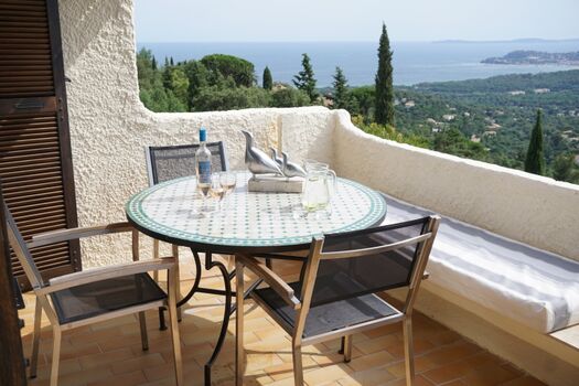 großzügige Terrasse mit Meerblick