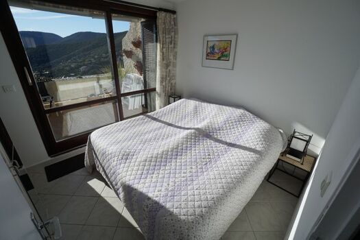 Schlafzimmer mit Ausgang zur Terrasse