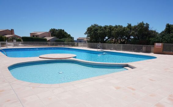 Großzügige Poolanlage