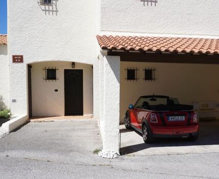 Eingangsbereich mit zwei privaten Stellplätzen