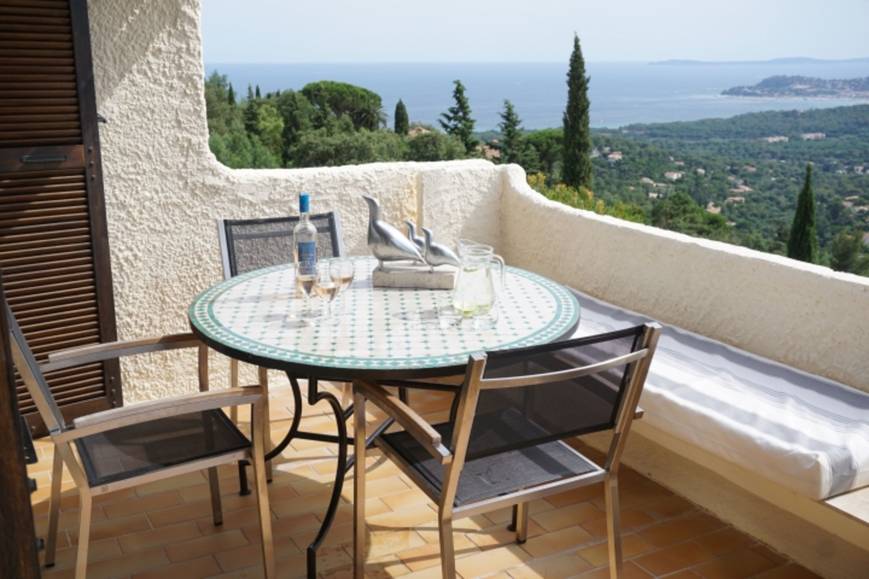 großzügige Terrasse mit Meerblick