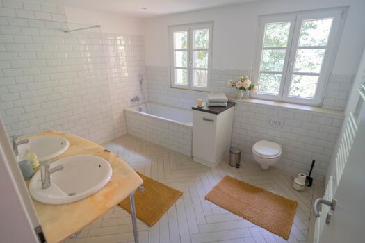 Bad mit Dusche und Badewanne