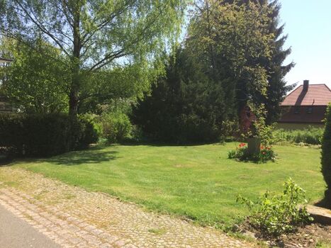 Garten mit Auffahrt