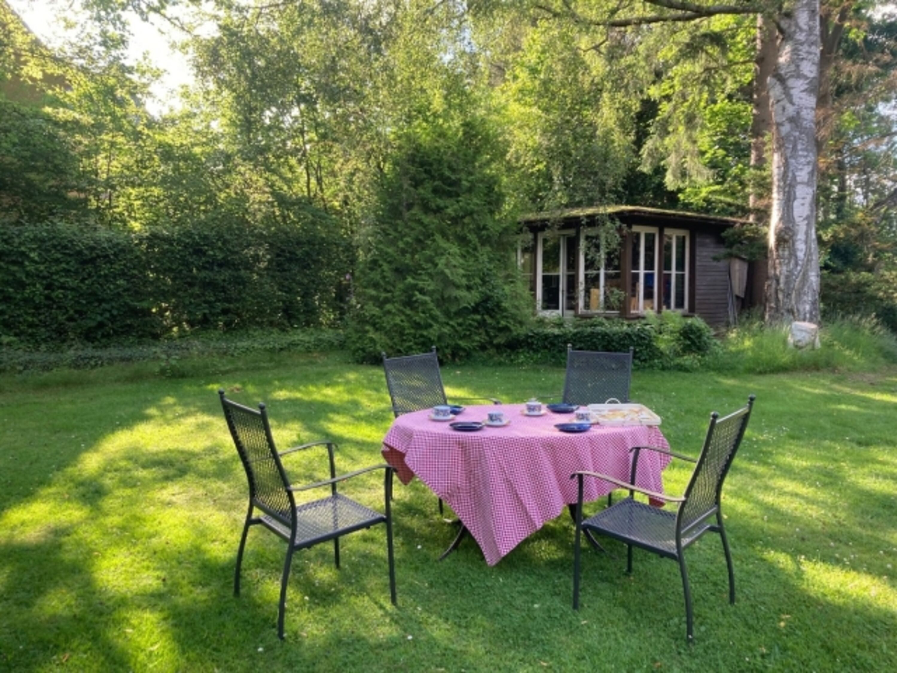 Garten und Tisch zum gemeinsamen Essen