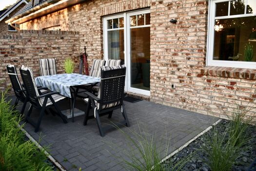 Terrasse mit Terrassenmöbeln und Sonnenschirm