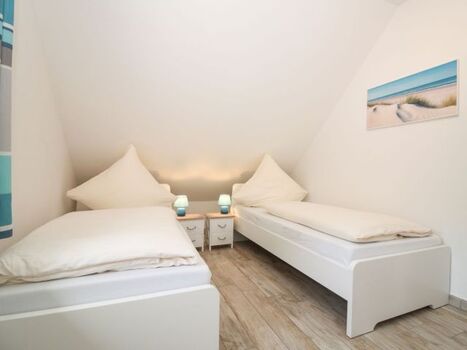Das Schlafzimmer 2 ist mit zwei Einzelbetten (90x200cm) ausgestattet.