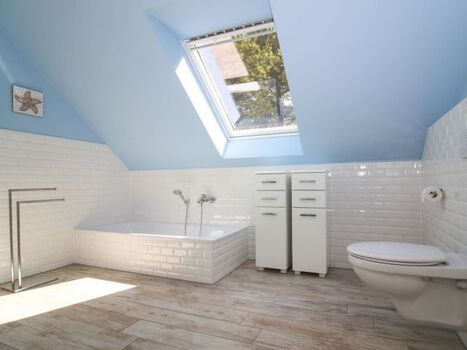Großes Vollbad im Obergeschoss mit Tageslicht und Dusche und Badewanne 
