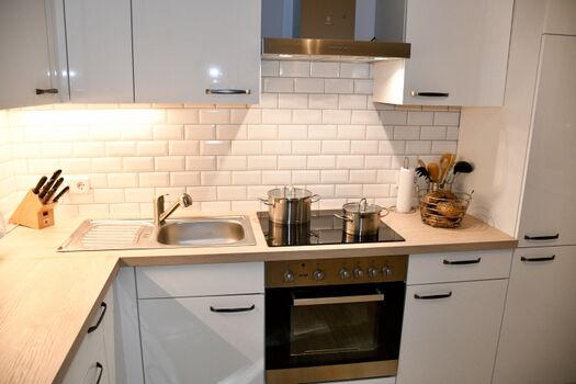 Voll ausgestattete Küche mit einem Bistro-Esstisch.