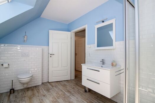 Großes Vollbad im Obergeschoss mit Dusche und Badewanne.