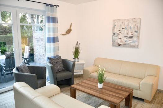 Offener Wohnbereich mit Zugang zur Terrasse.