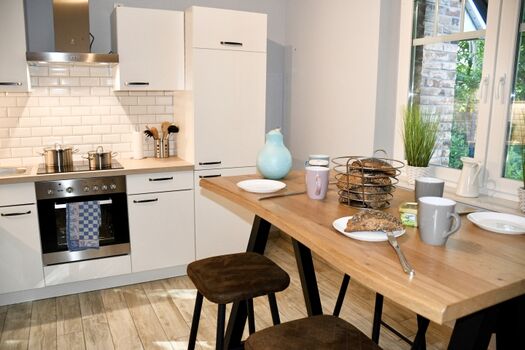 Voll ausgestattete Küche mit einem Bistro-Esstisch.