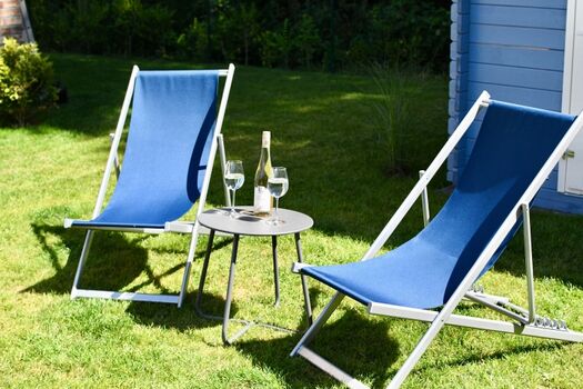 Liegestühle im Garten. 