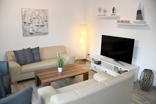 Offener Wohnbereich mit Zugang zur Terrasse .