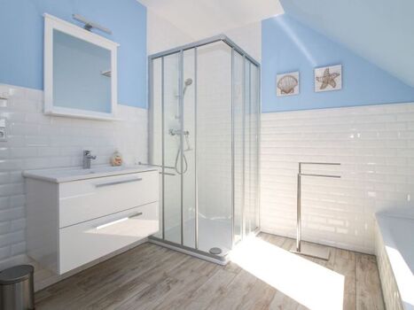 Großes Vollbad im Obergeschoss mit Dusche und Badewanne.