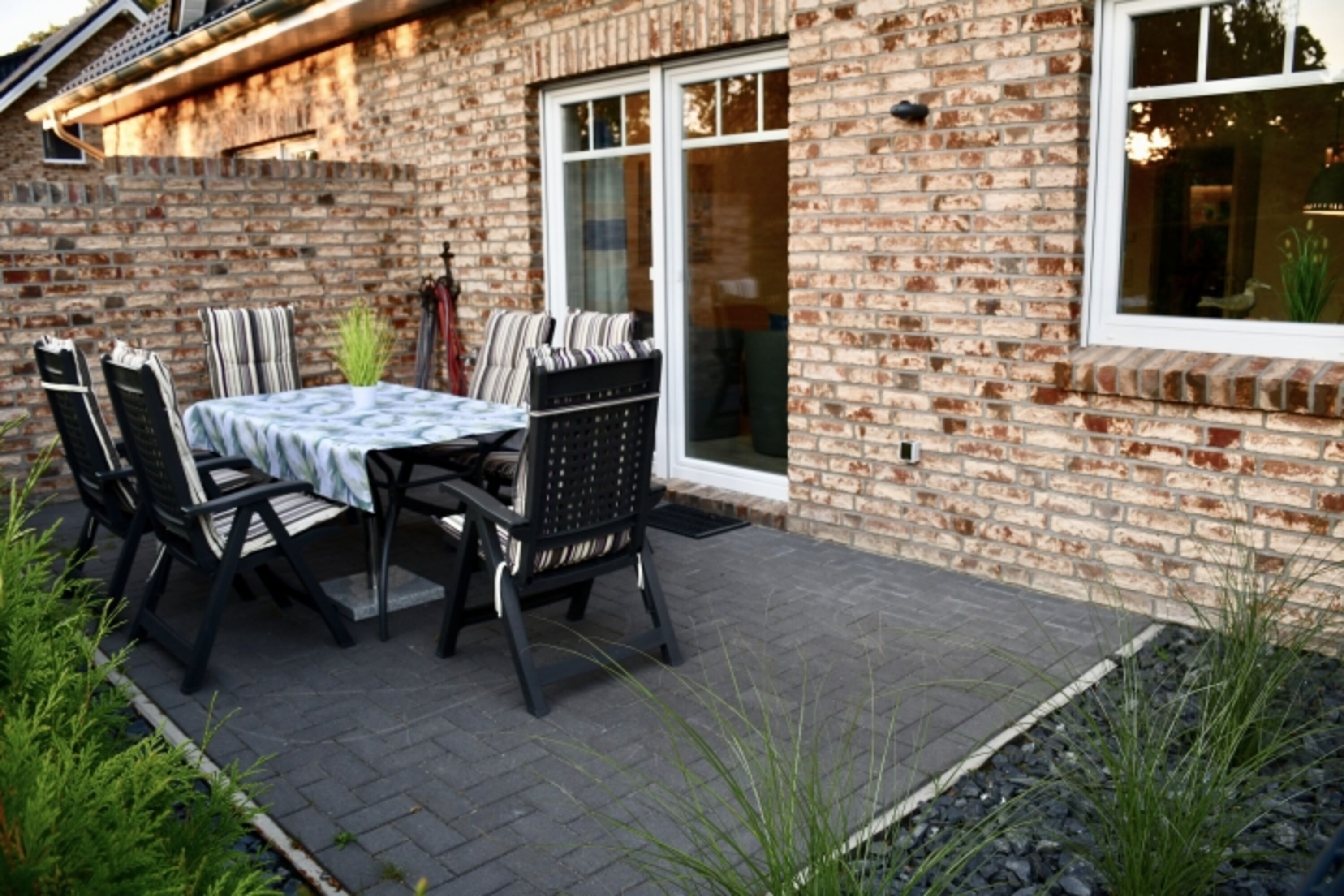 Terrasse mit Terrassenmöbeln und Sonnenschirm