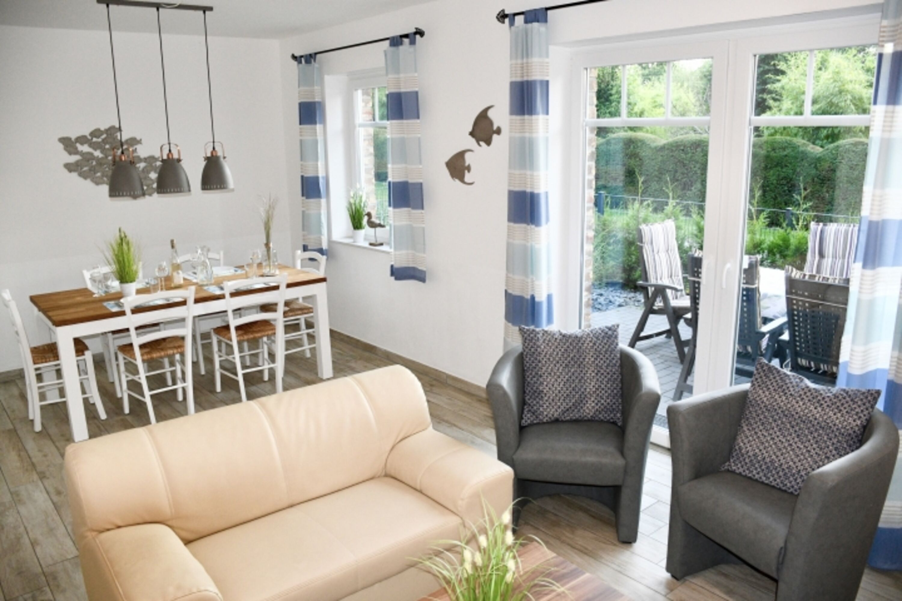 Offener und heller Wohnbereich mit Zugang zur Terrasse.