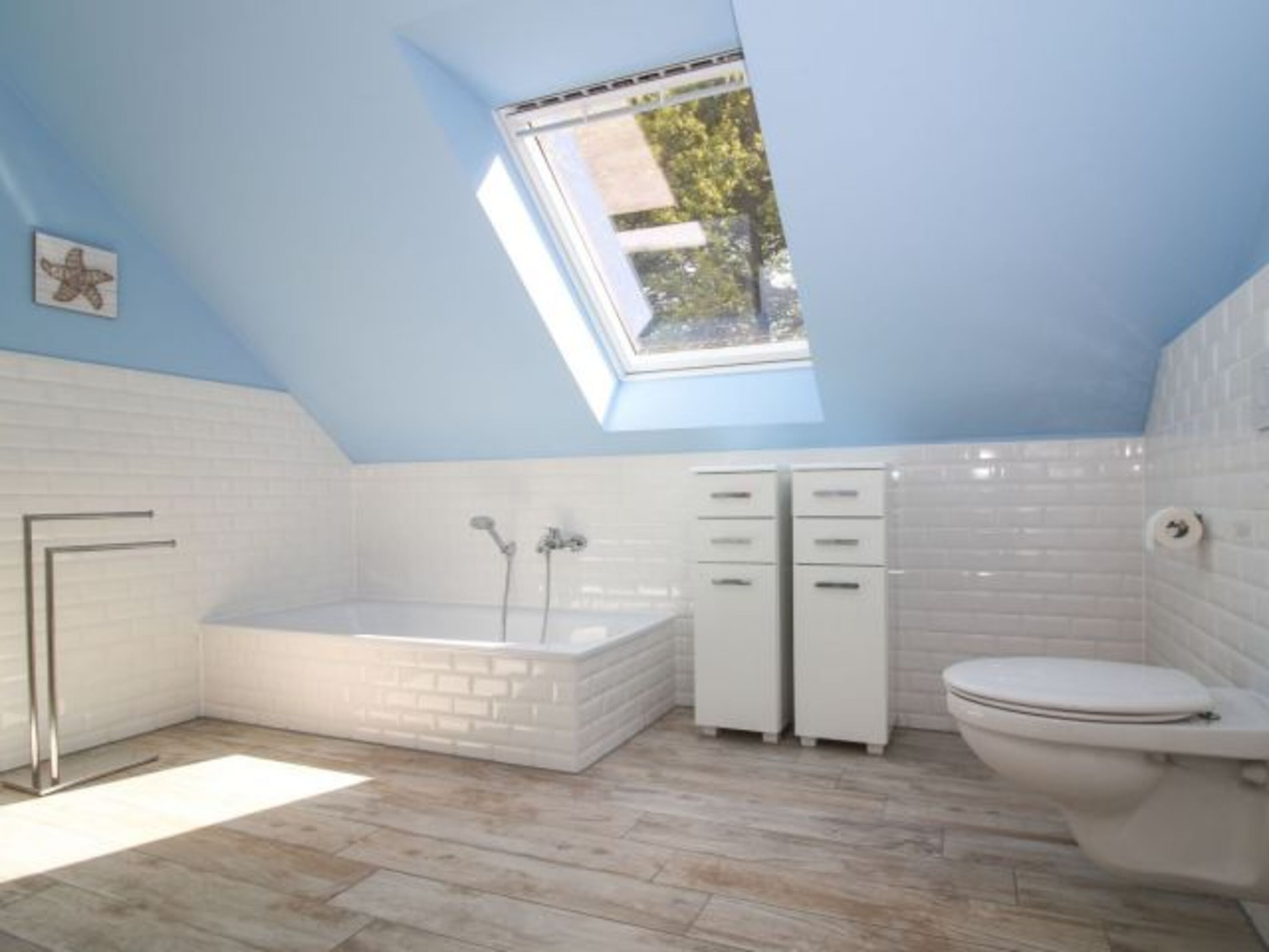 Großes Vollbad im Obergeschoss mit Tageslicht und Dusche und Badewanne 