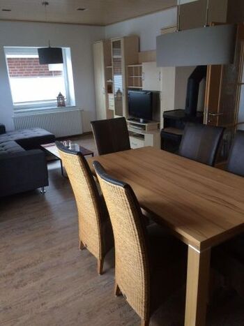 Wohnzimmer mit Esstisch