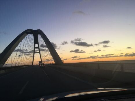 Fehmarnsundbrücke am Abend