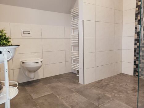 großes Duschbad im DG und bodengleicher Dusche