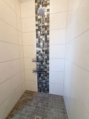 Duschbad im Erdgeschoss mit WC und bodengleicher Dusche