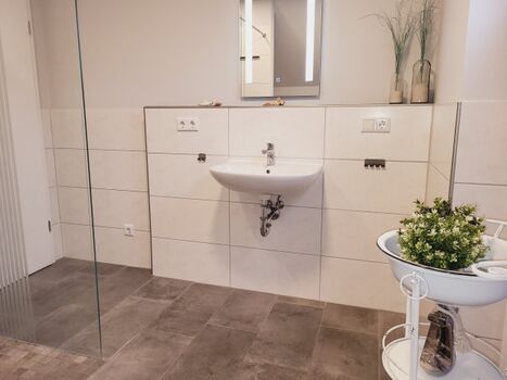 großes Duschbad im DG