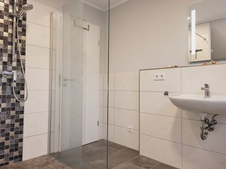 großes Duschbad im DG